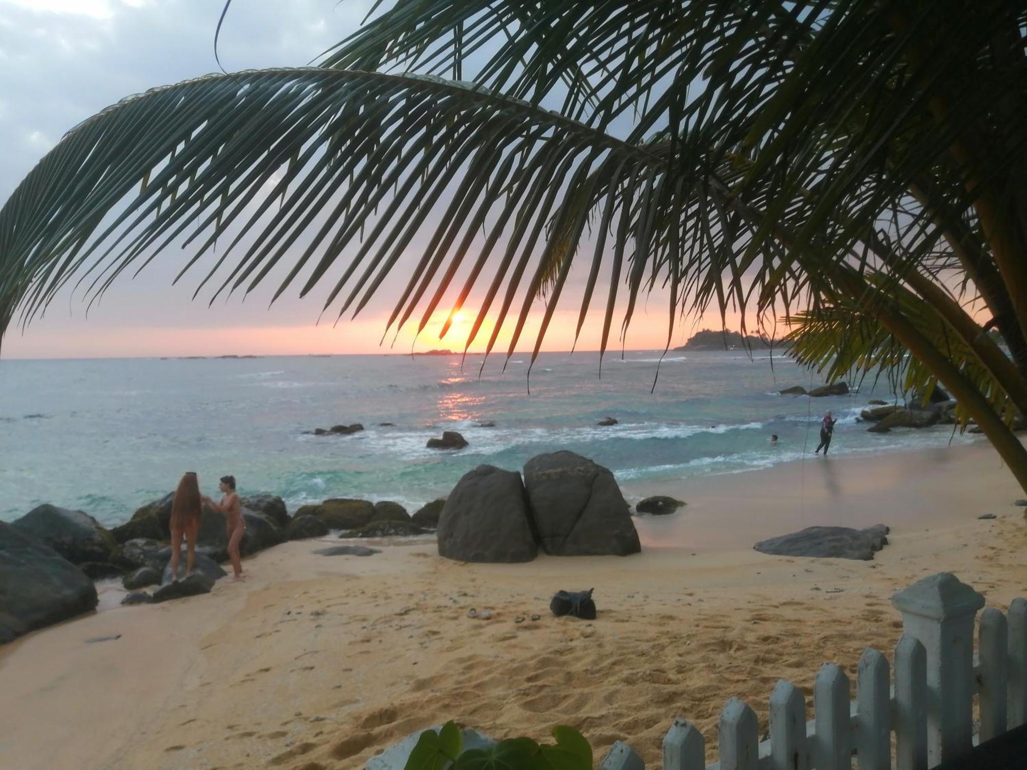 Happy beach resort Unawatuna Exterior foto